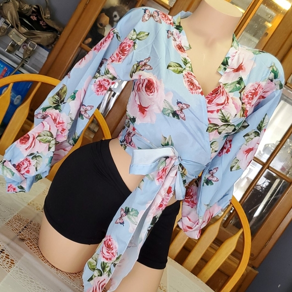 Stunning floral Wrap Top SUPER CUTE! IMPORTED - Picture 2 of 11